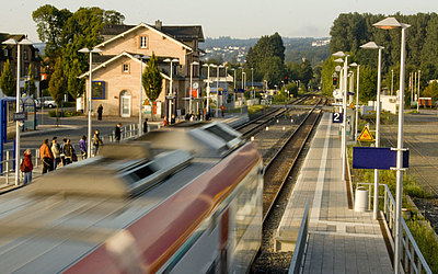 Vergrößerte Ansicht: Zug bei Einfahrt in den Bahnhof Michelstadt