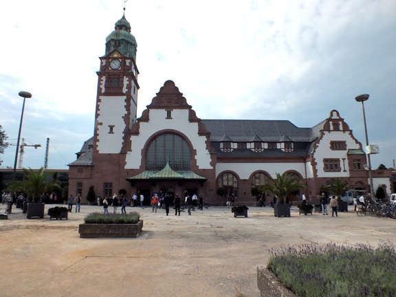 Vergrößerte Ansicht: Bahnhofsgebäude Außenansicht und Vorplatz
