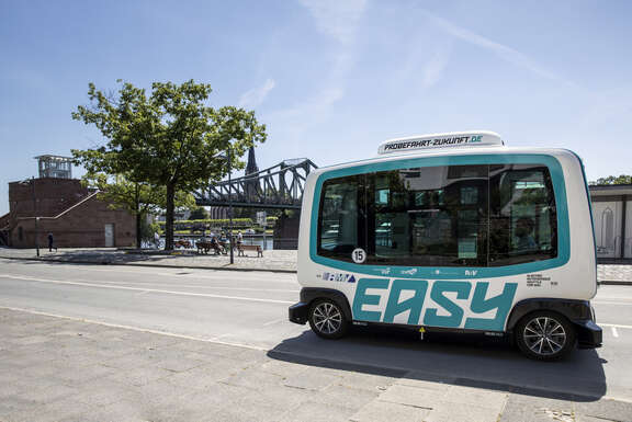 Elektroshuttle: Easy-Fahrzeug am Frankfurter Mainkai