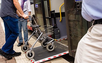 Einstieg in einen Bus mit Rollator