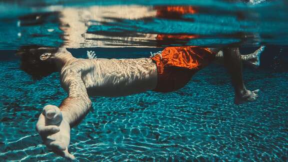 Ein Mann schwebt im Wasser