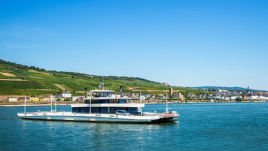 Eine Fähre ist unterwegs auf dem Rhein bei Rüdesheim