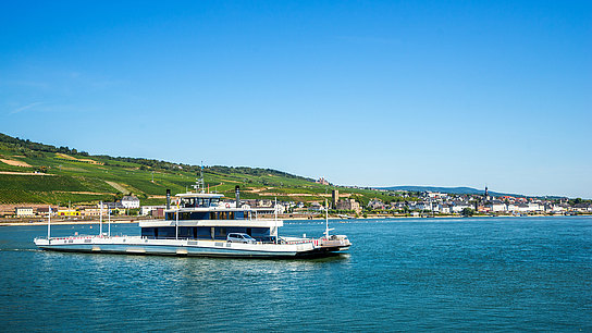 Eine Fähre ist unterwegs auf dem Rhein bei Rüdesheim