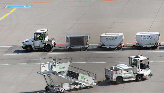 Vergrößerte Ansicht: Gepäckwagen und mobile Fluggast-Treppe