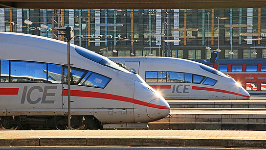 ICE-Züge stehen im Bahnhof