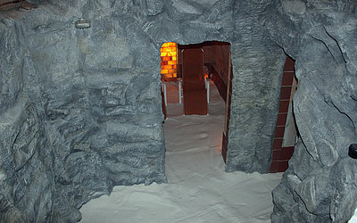 Vergrößerte Ansicht: Blick durch Felsdurchgang auf Liegestuhl in Salzgrotte