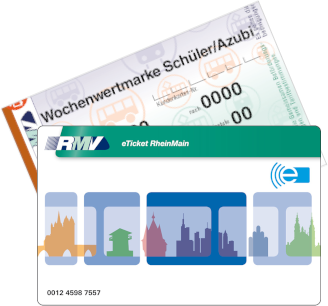 Eine Papier-Wochenfahrkarte, davor ein eTicket-Chipkarte mit RMV-Logo