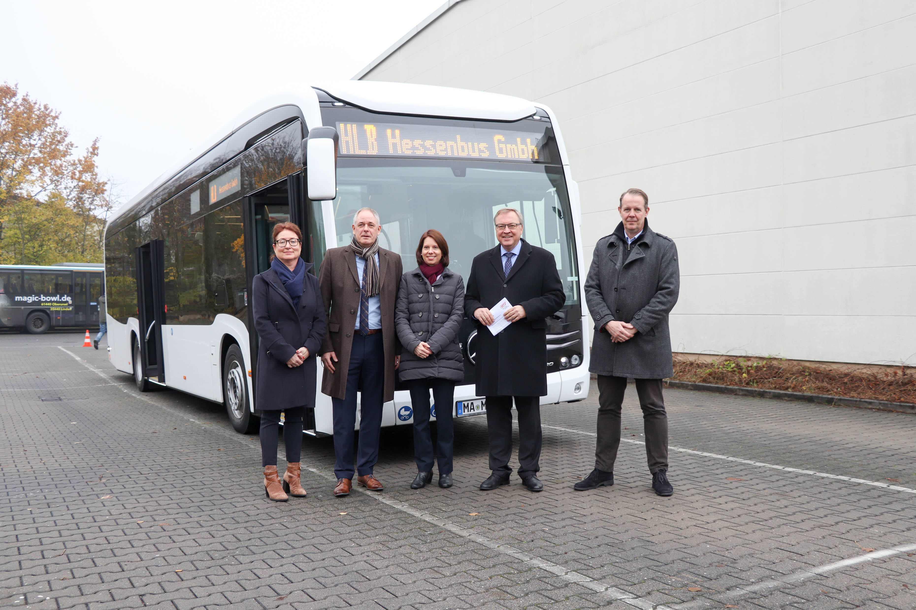 Personen vor Elektrobus