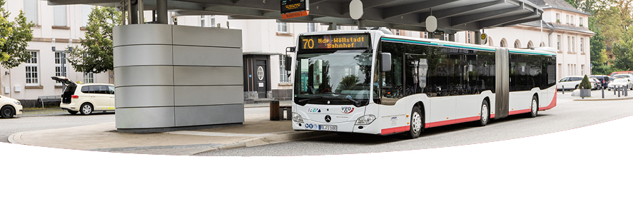 Titelbild: Bus an einer Haltestelle in Bad Nauheim