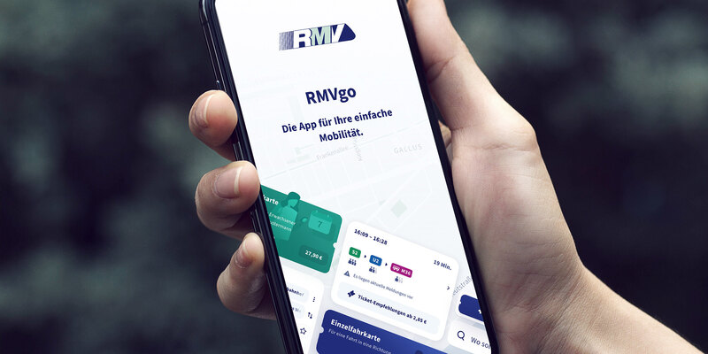 Handy in Hand mit der geöffneten RMVgo App 