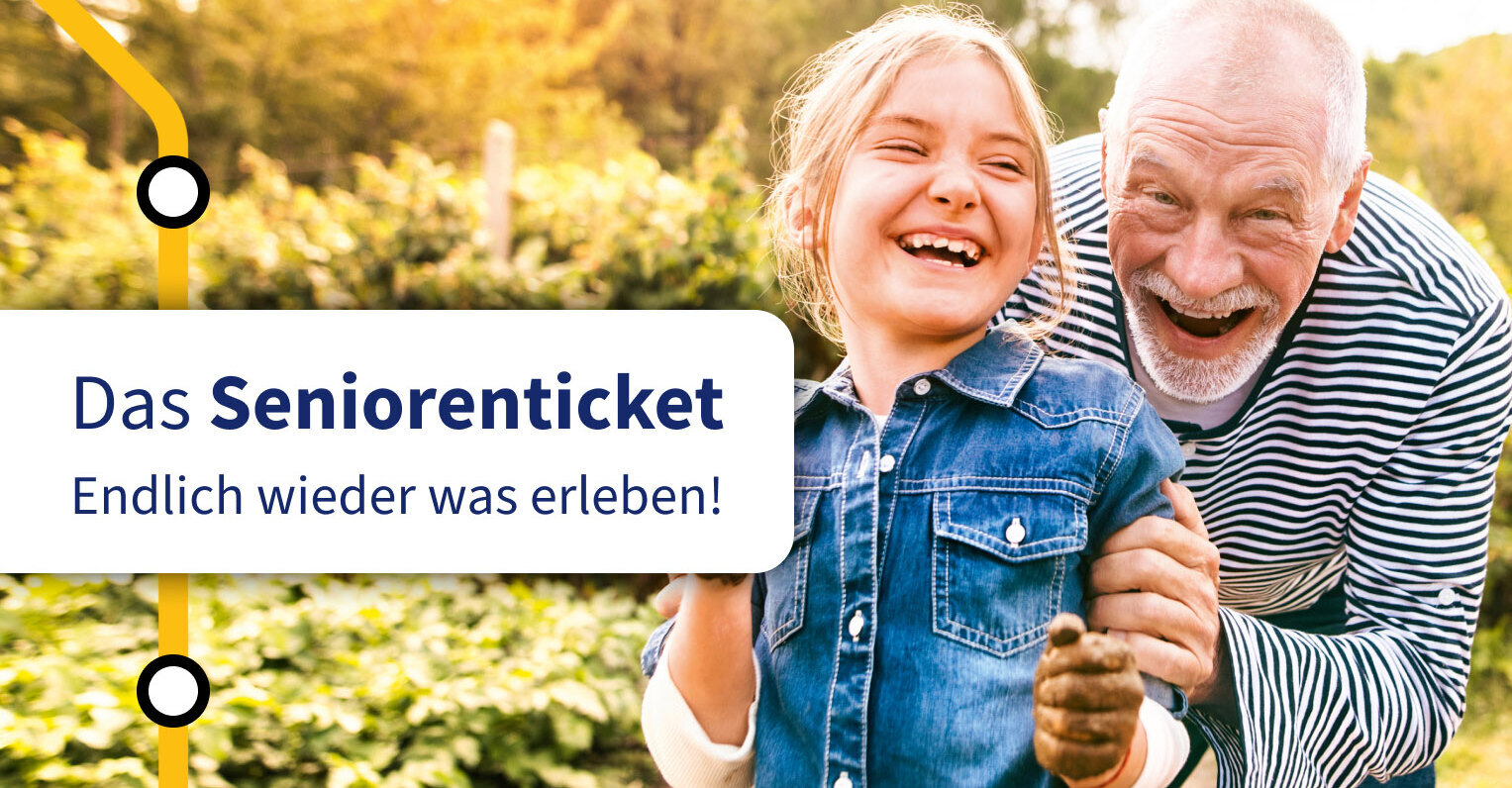 Ein älterer Mann freut sich mit seiner Enkelin. Das Seniorenticket - endlich wieder was erleben! 