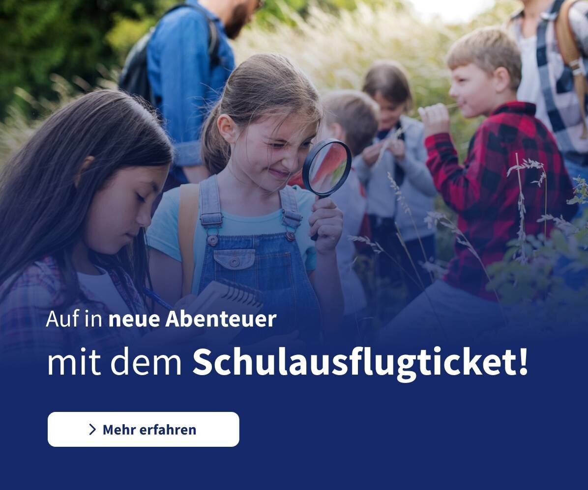 Banner mit Schulkindern auf einer Wiese: Auf zu neuen Abenteuern mit dem Schulausflugticket. 