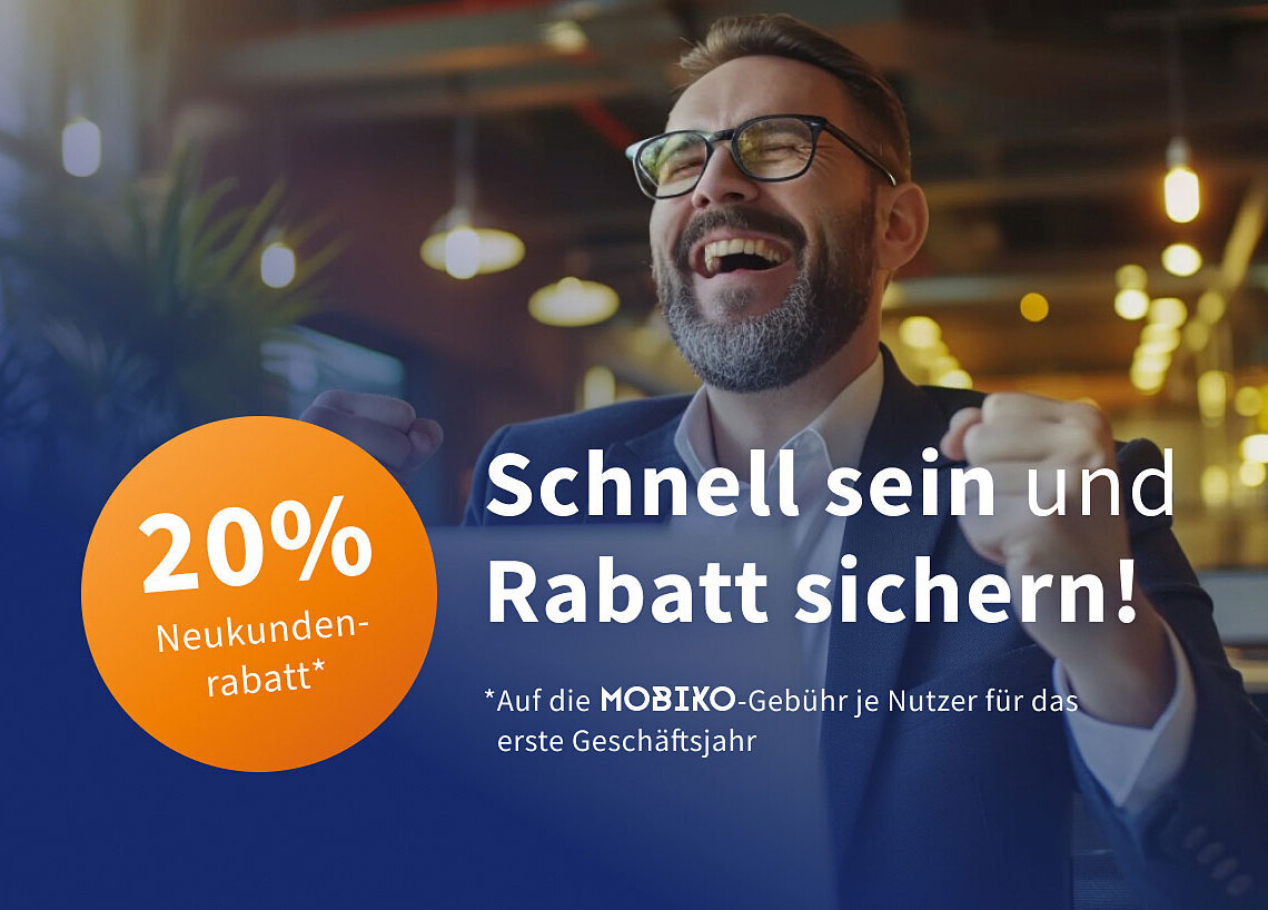 Mann sitzt jubelnd vor Laptop.