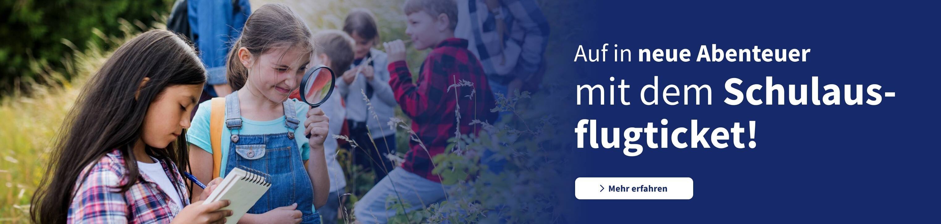 Banner mit Schulkindern auf einer Wiese: Auf zu neuen Abenteuern mit dem Schulausflugticket. 