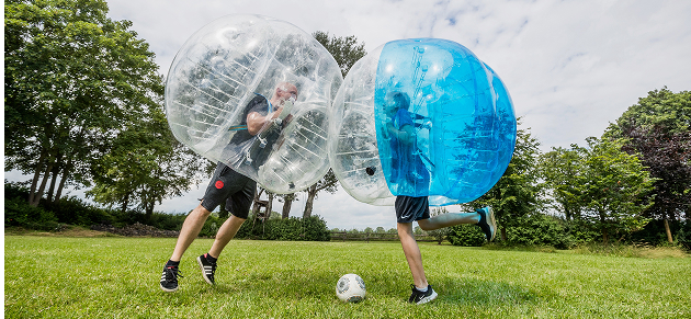 Zwei Personen spielen Bubble FUßball.