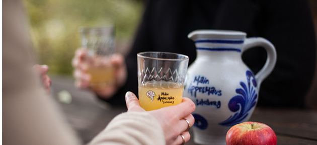 Personen trinken Apfelwein.