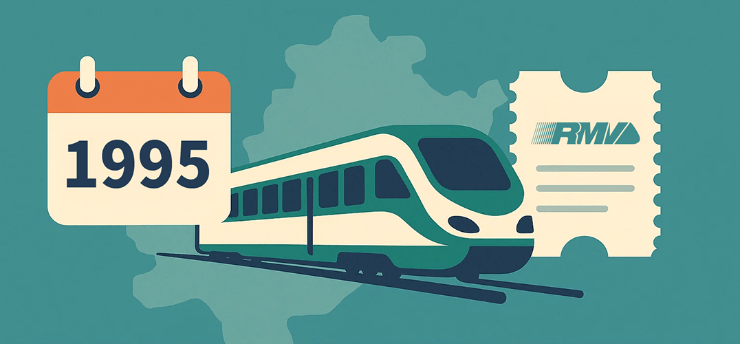 Zug auf Schienen und Ticket mit RMV-Logo.