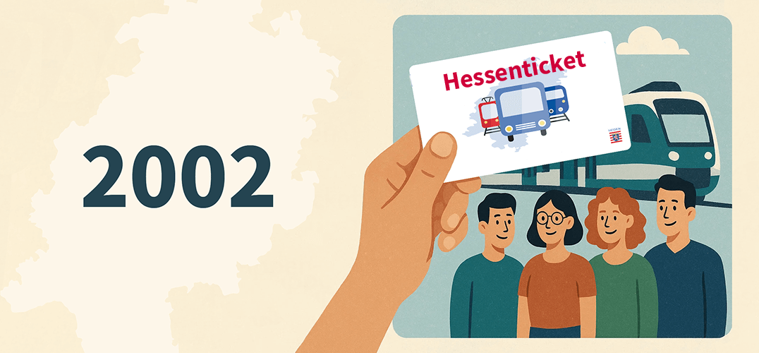 Hand hält Hessenticket vor Personengruppe und Zug.