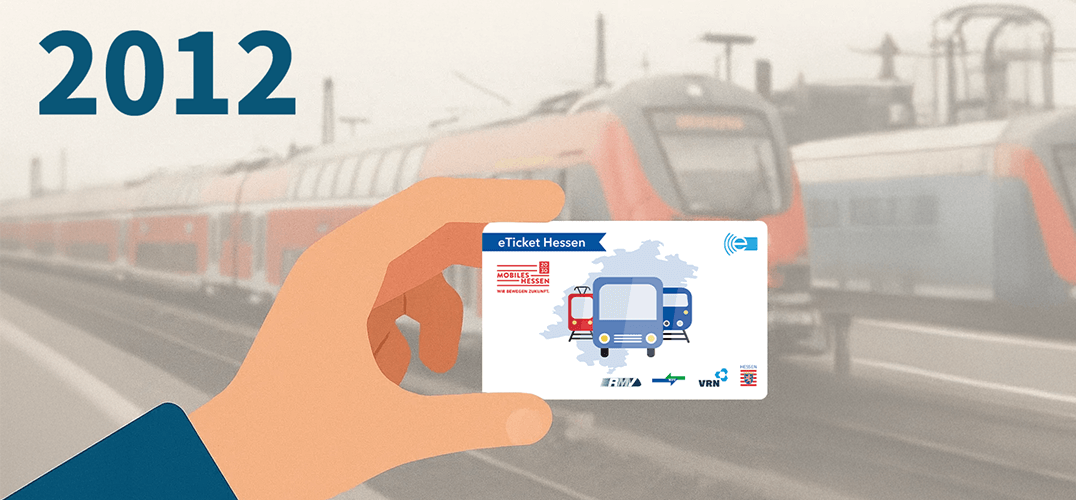 Hand hält eTicket Hessen vor Zügen.