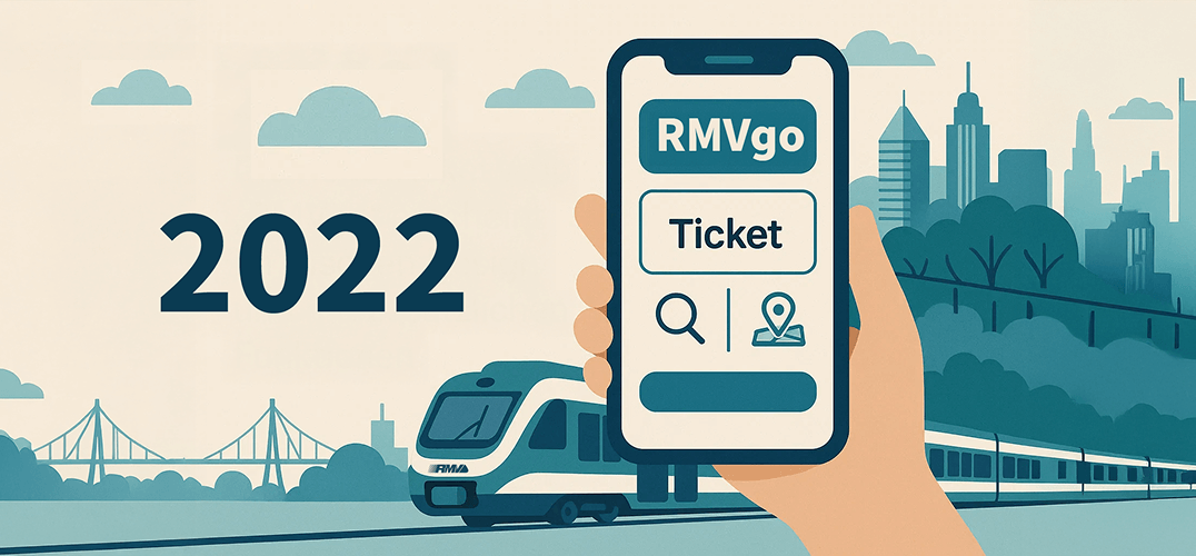 Hand hält Handy mit App RMVgo vor Zug mit Skyline im Hintergrund.