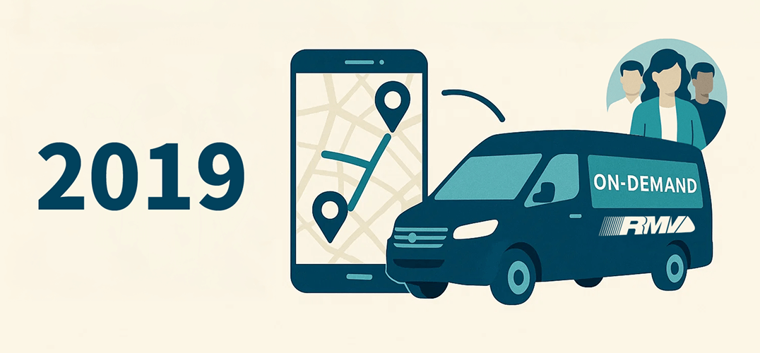 OnDemand-Shuttle und Handy mit Kartenfunktion.