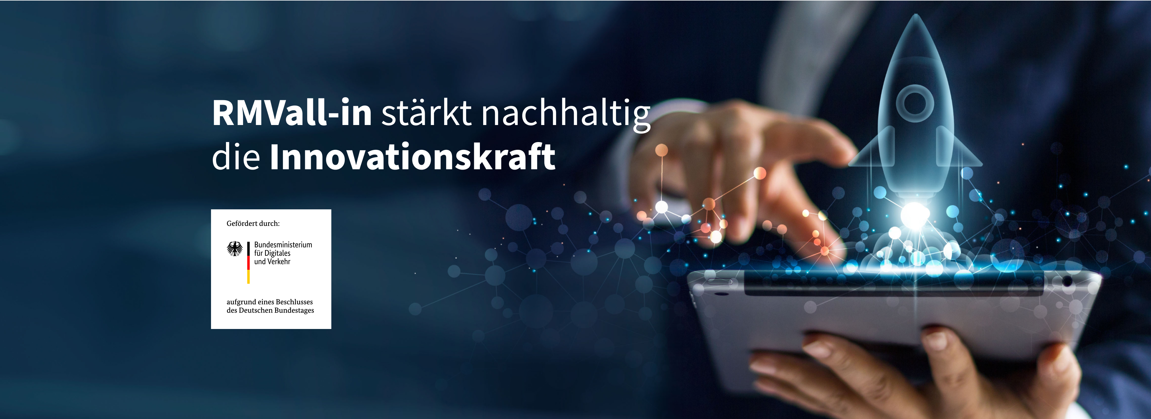 Mann im Anzug hält Tablet, aus dem eine animierte Rakete kommt.