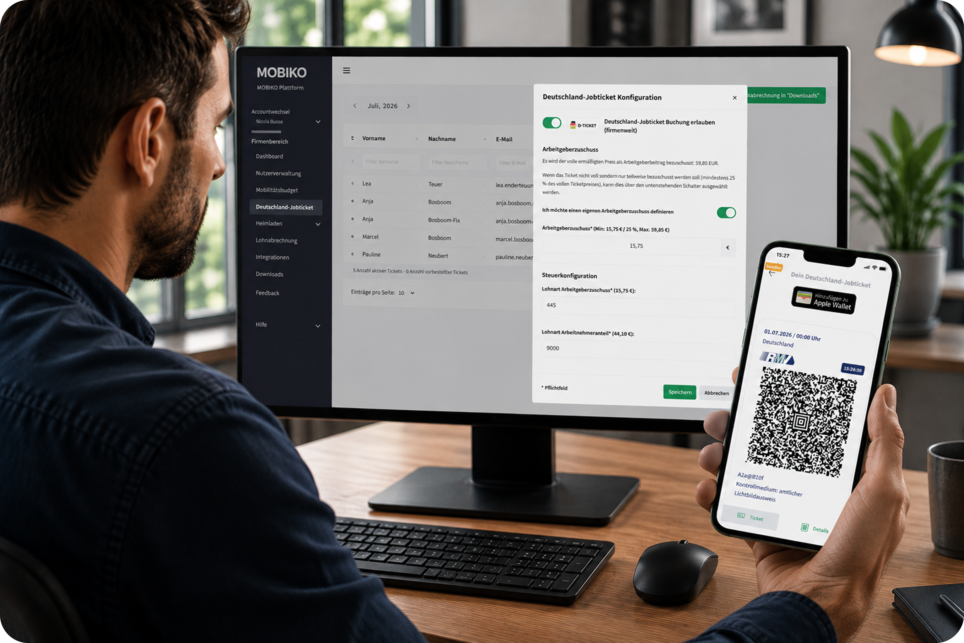 Mann blickt auf Desktop-Ansicht von KMOBIKO und Smartphone mit Deutschland-Ticket Job.