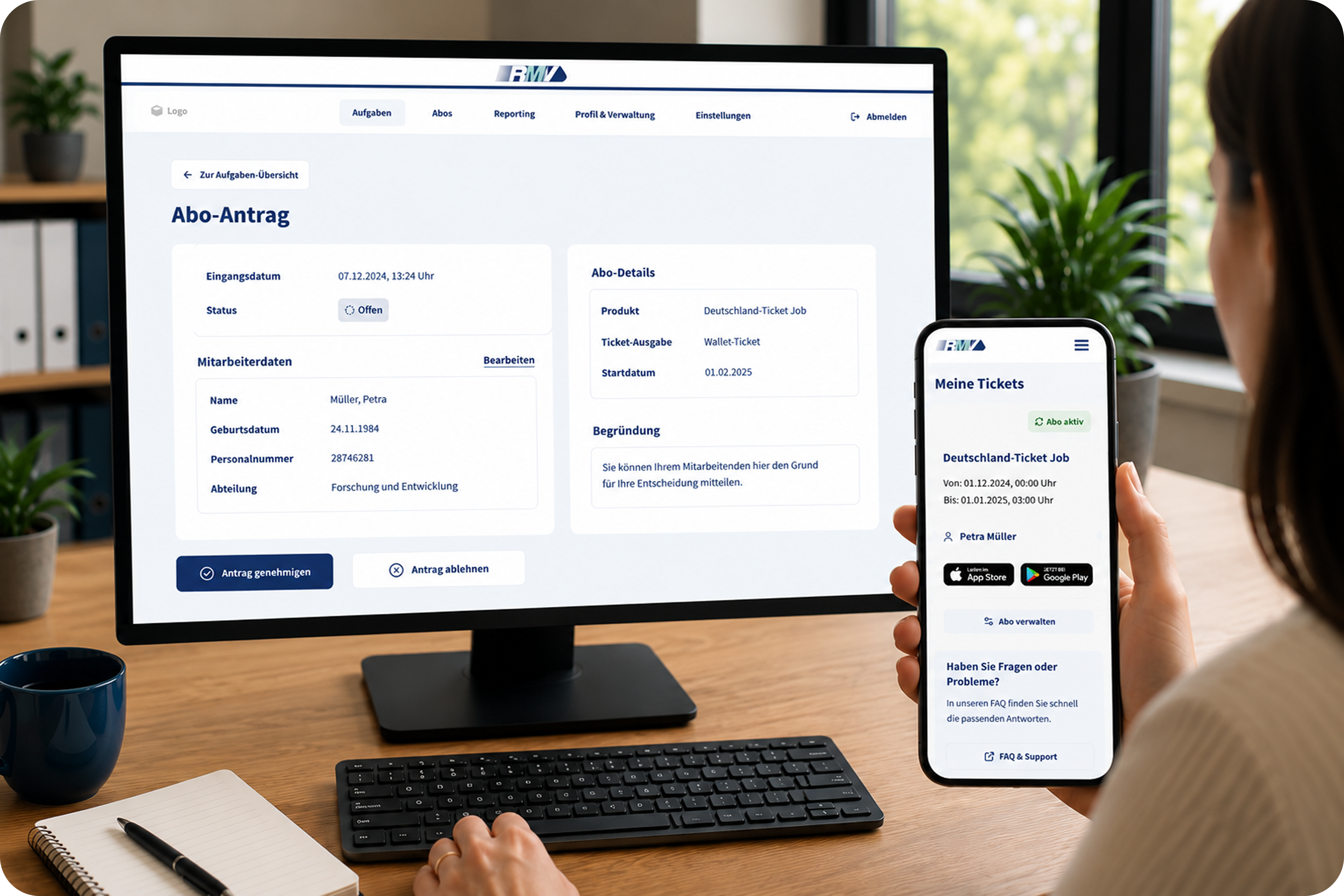 Person nutzt den RMV-TicketManager am Computer und verwaltet ein Deutschland-Ticket Job. Das Ticket wird zusätzlich auf einem Smartphone angezeigt.