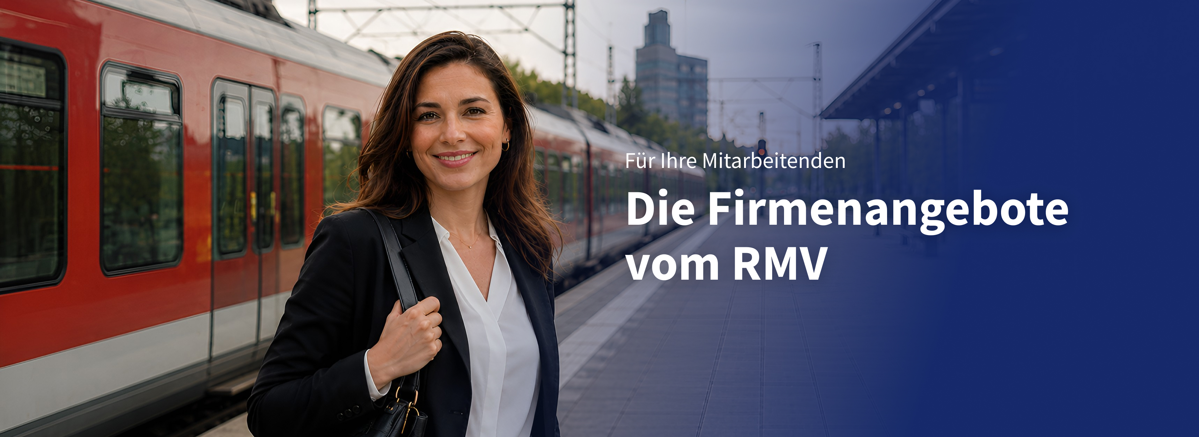 Frau in Business-Kleidung mit Tasche in der hand steht am Gleis vor einer S-Bahn.