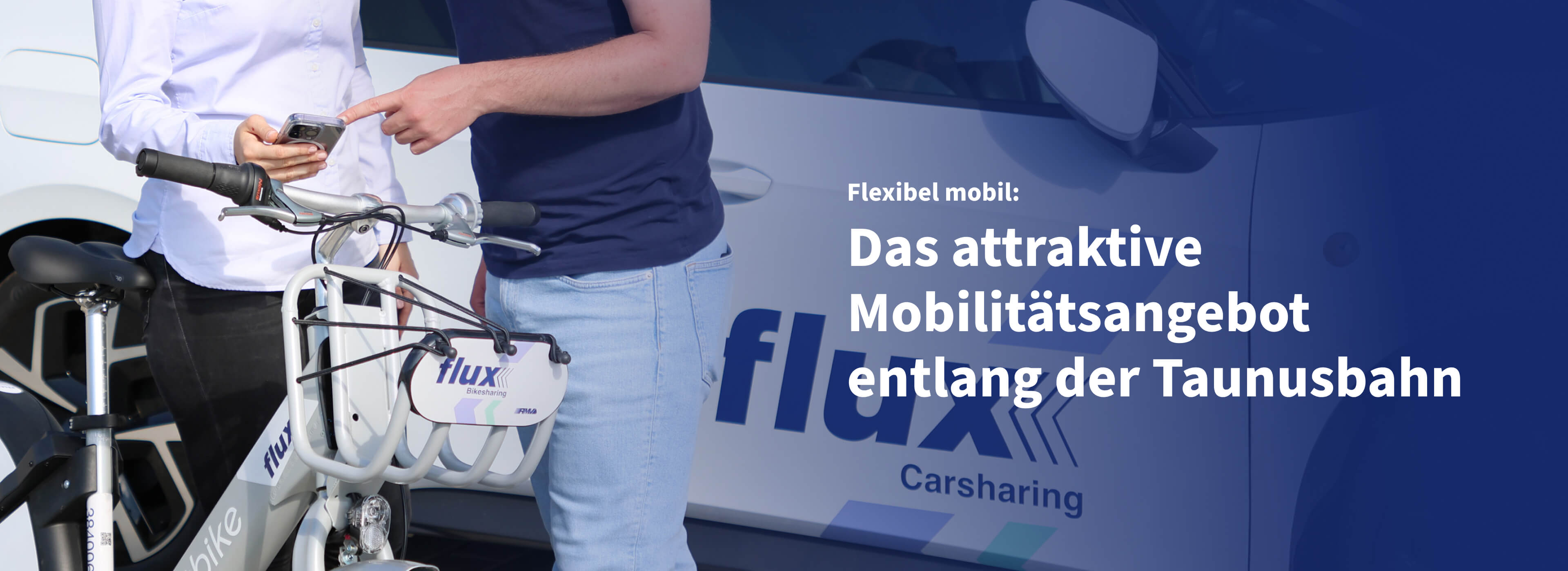 Zwei Personen neben einem flux-Bikesharing-Fahrrad und Carsharing-Auto