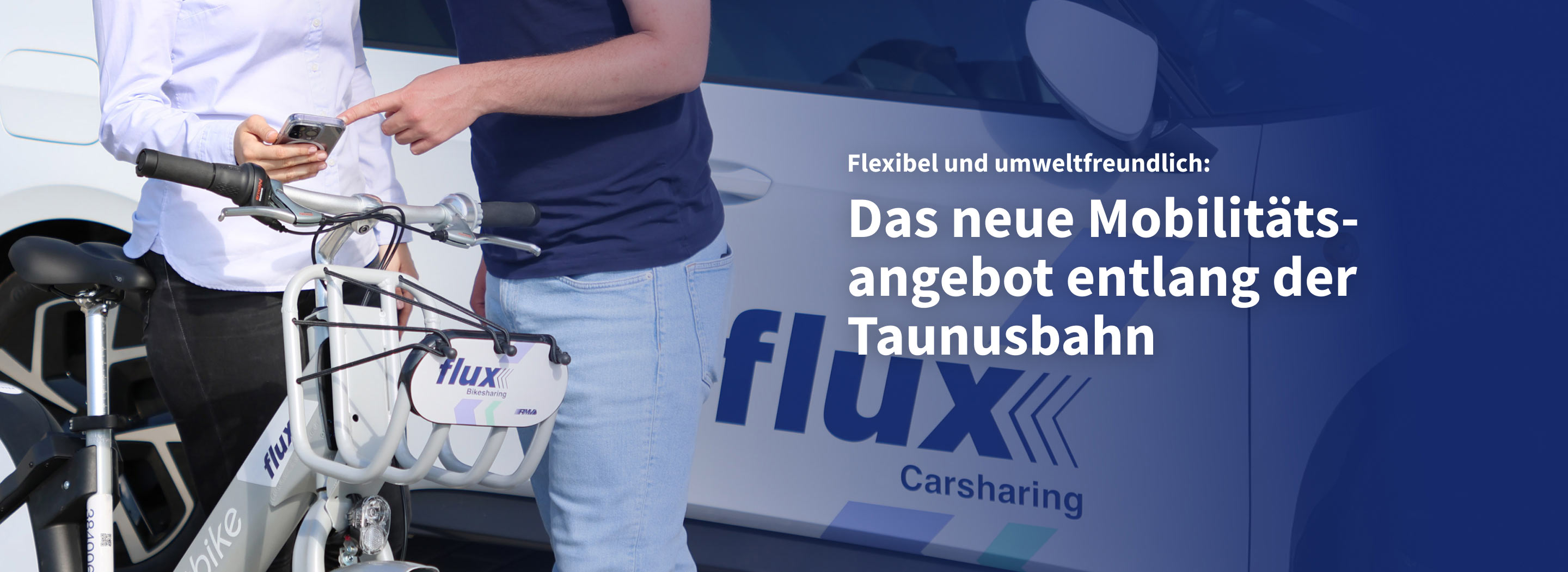 Mann und Frau schauen auf ein Smartphone, neben ihnen Fahrzeuges des flux-Mobilitätsangebots