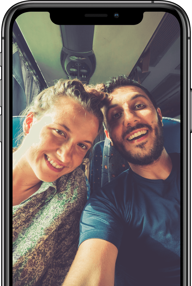 Lächelnder Mann und Frau im Bus