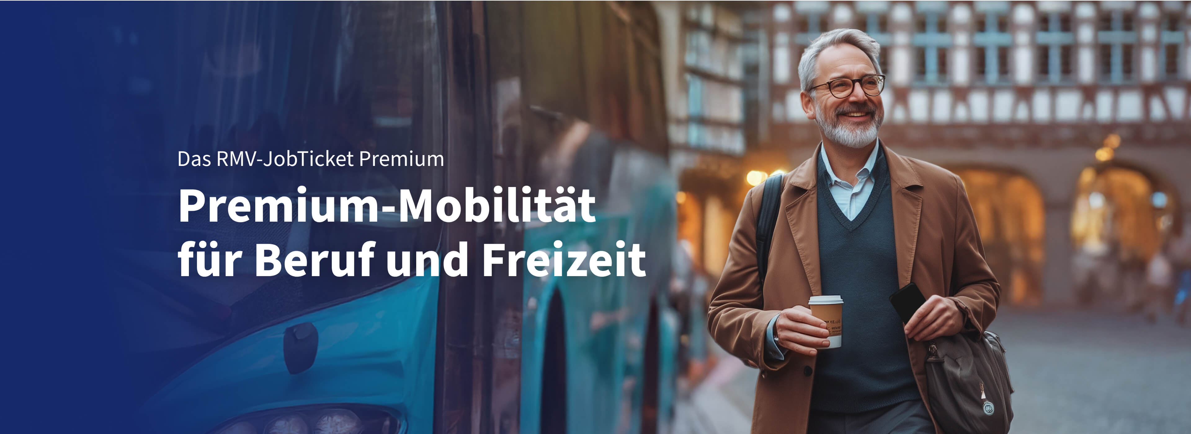 Lächelnder Mann läuft mit Kaffee-Becher und Smartphone in der Hand an Bus vorbei