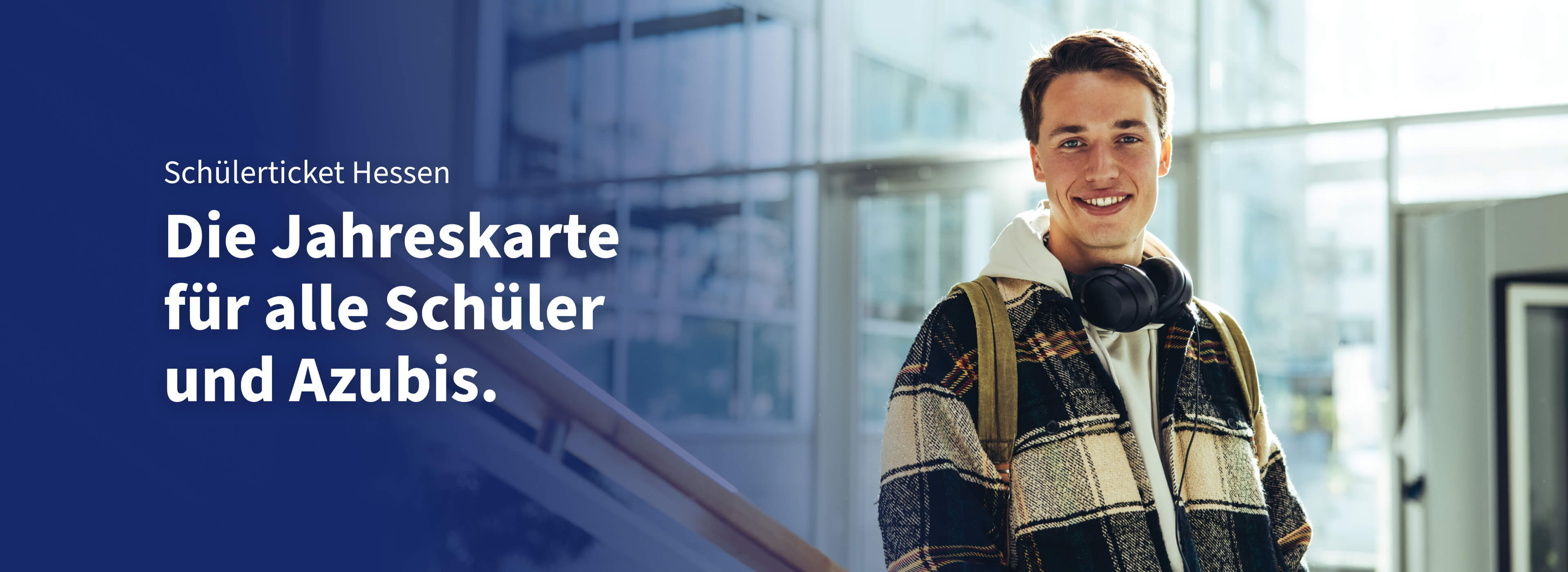 Junge in Schulgebäude.