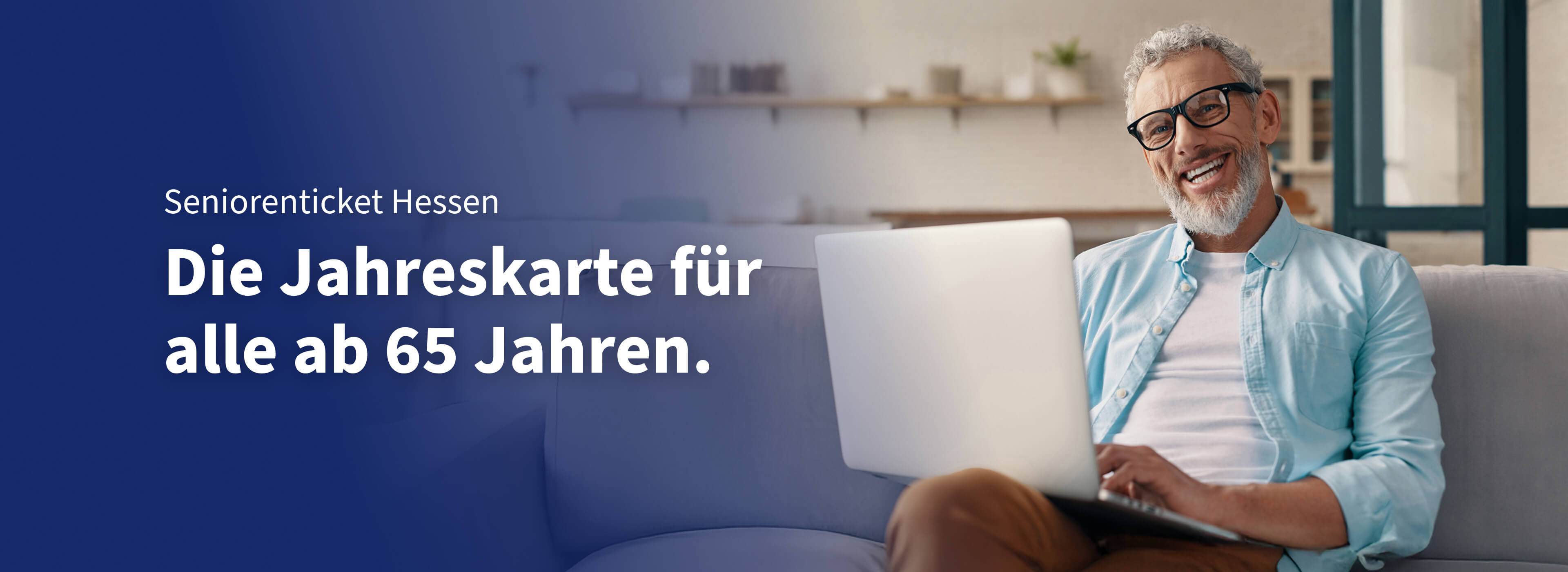 Lächelnder älterer Mann mit Laptop auf Sofa.